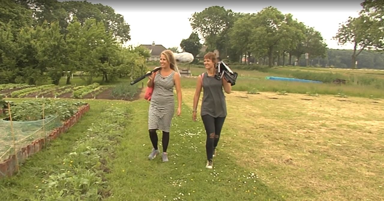 Mascha en Manon tijdens hun serie in Moerdijk.