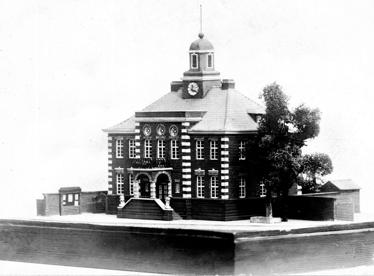 De maquette die architect Theo Taen maakte van het Oude Raadhuis in Valkenswaard (foto: Trouwfoto van Mia Cuypers en Frederic George Taen Err Toung (foto: familie Cuypers).