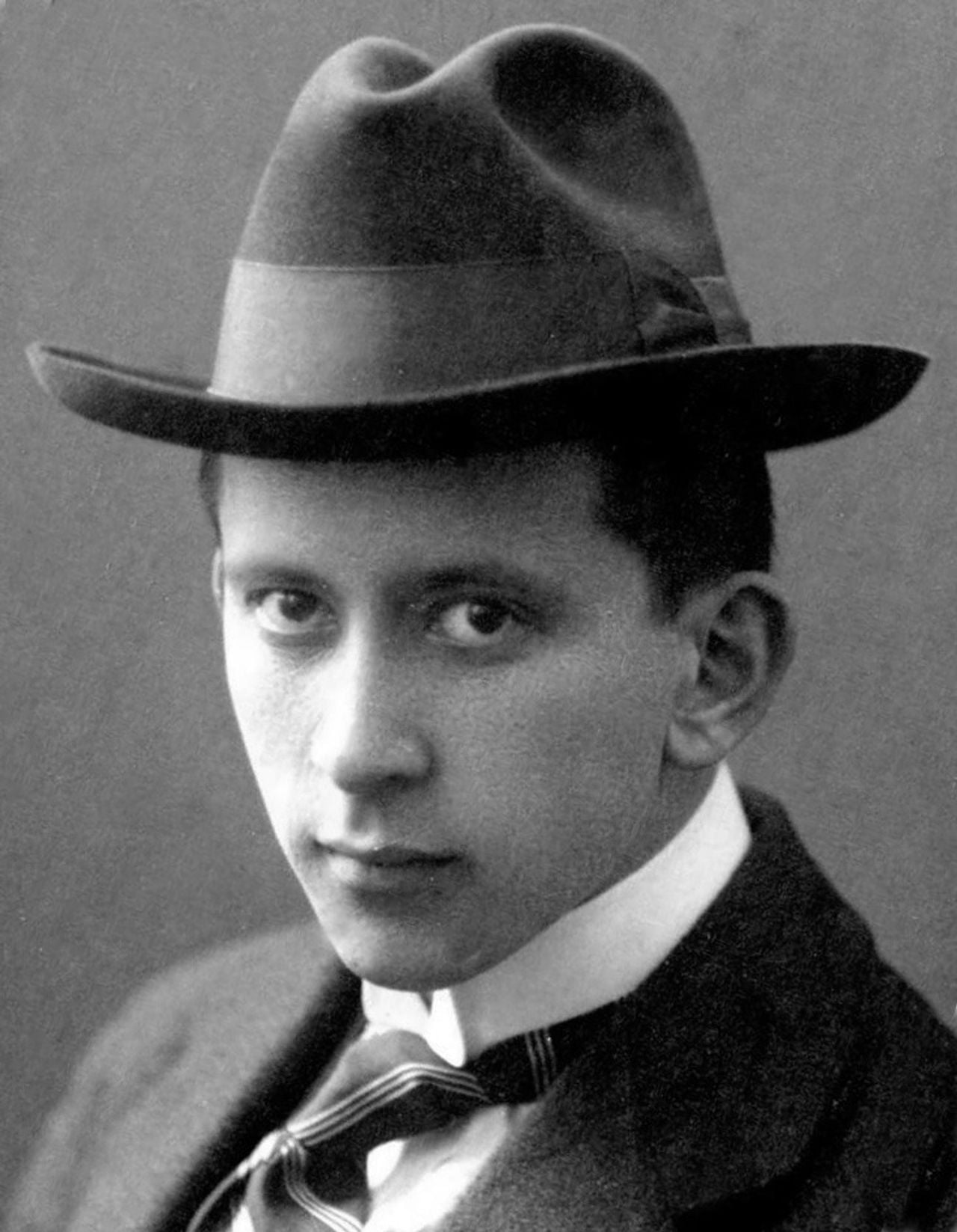 Architect Theo Taen (foto: Trouwfoto van Mia Cuypers en Frederic George Taen Err Toung (foto: familie Cuypers).