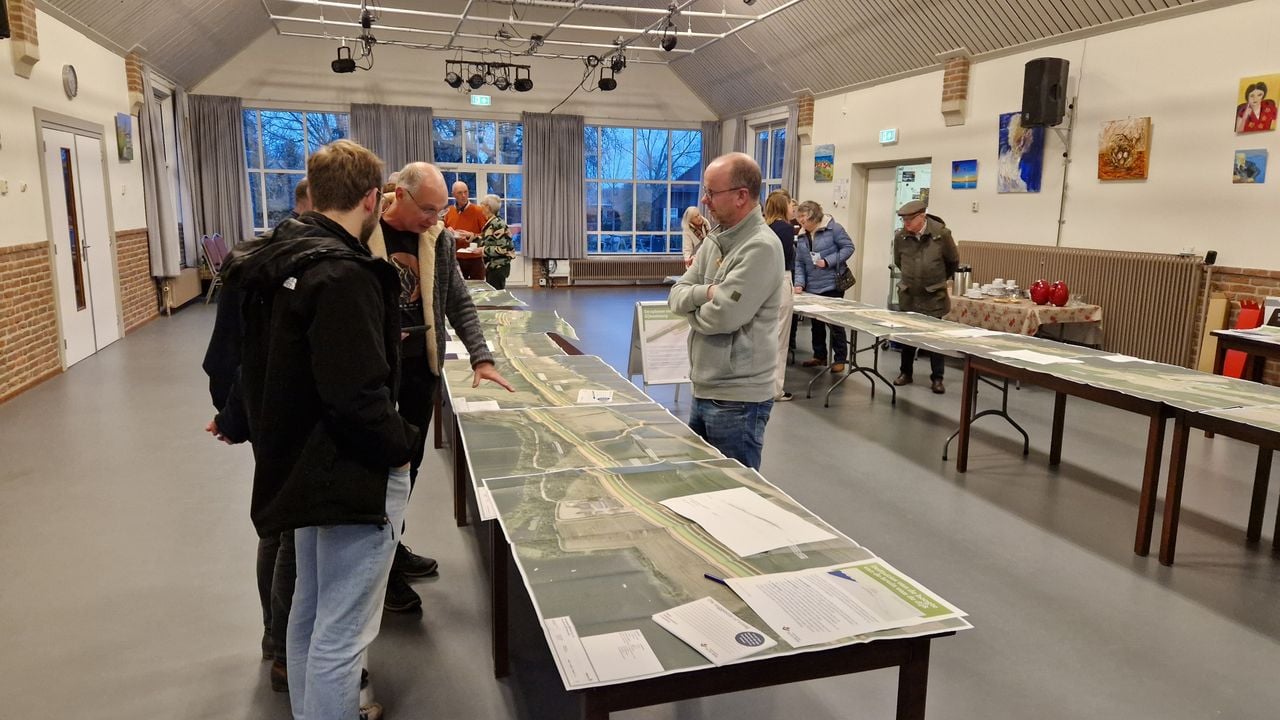 Eerste bezoekers van de inloopavond in Linden