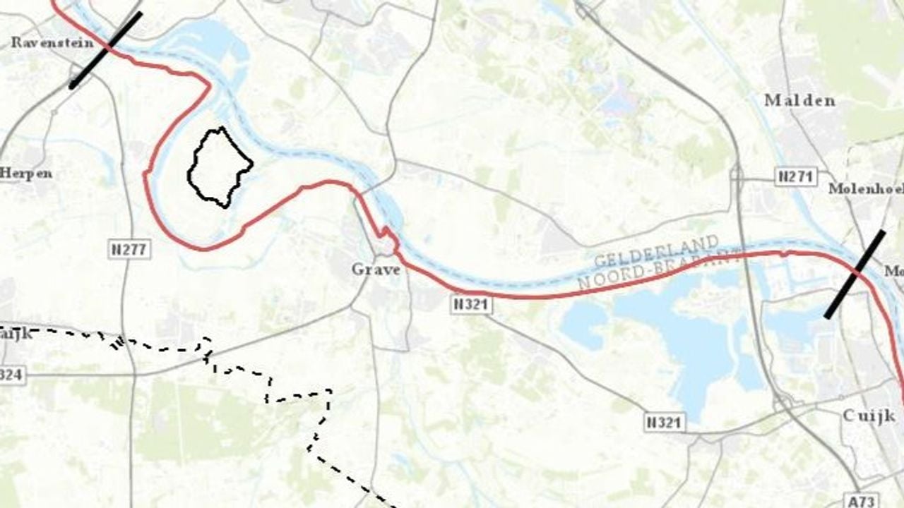 De rode lijn tussen de twee strepen is de dijk waar de aanpassingen gaan komen