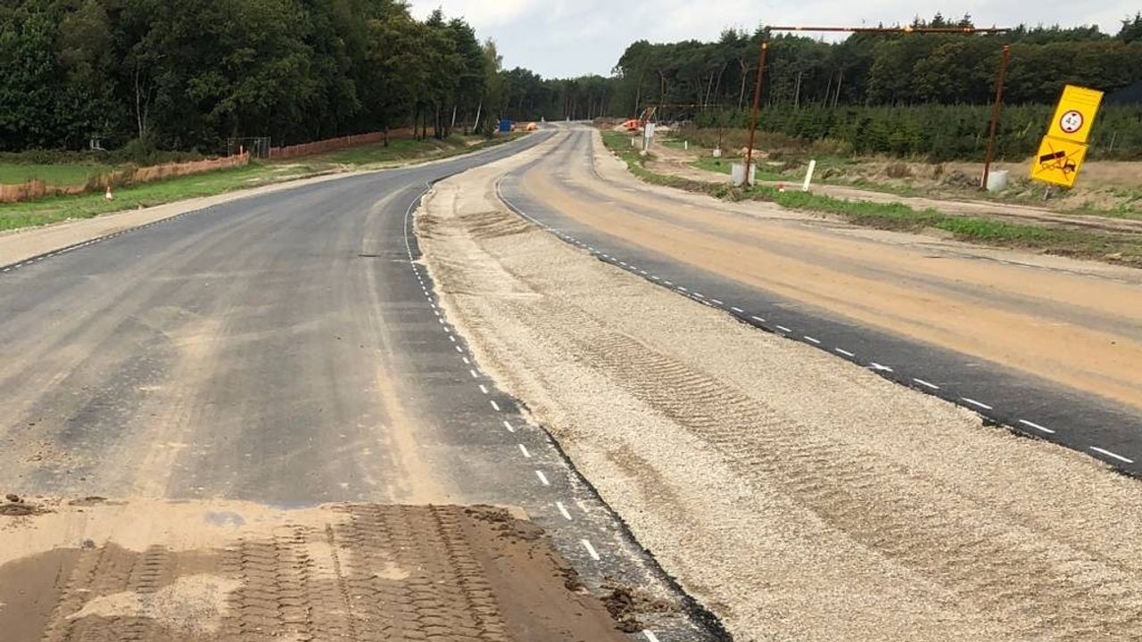 De nieuwe N69 bij de aanleg in oktober 2020, destijds halverwege de aanleg van de West-parallelweg (foto: Rogier van Son)