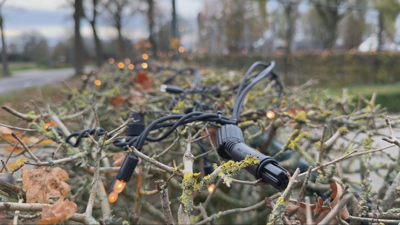 Een kabeltje waarmee het lichtsnoer aan elkaar zat, hangt er verloren bij (foto: Omroep Brabant). 