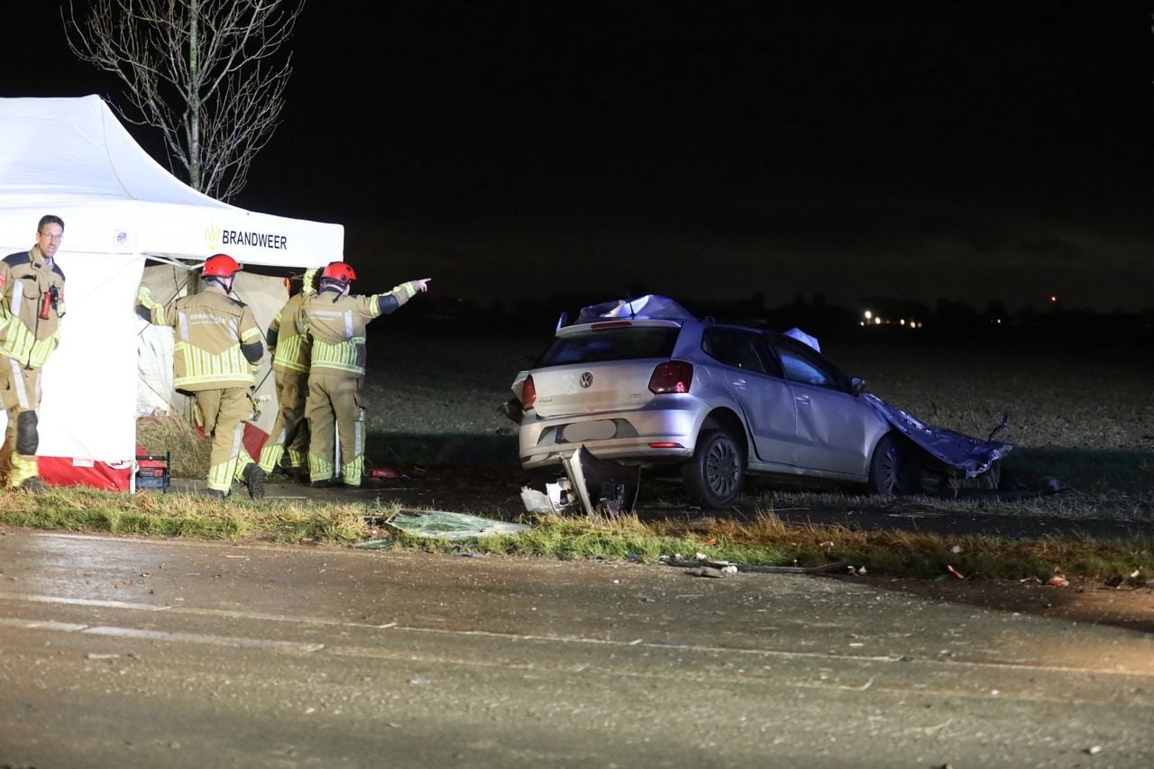 De auto en bus staan naast de weg (foto: Christian Traets / Persbureau Heitink).