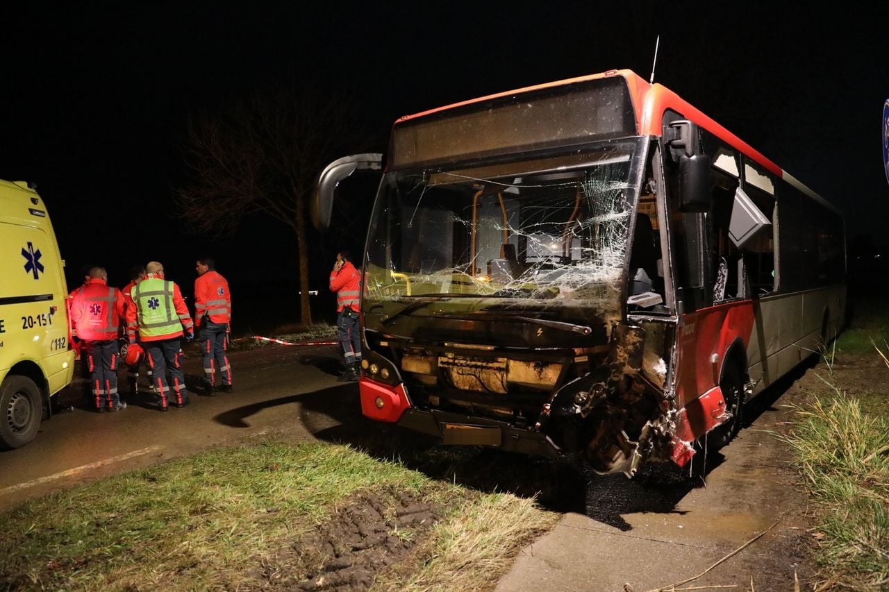 De schade aan de voertuigen is flink (foto: Christian Traets / Persbureau Heitink).