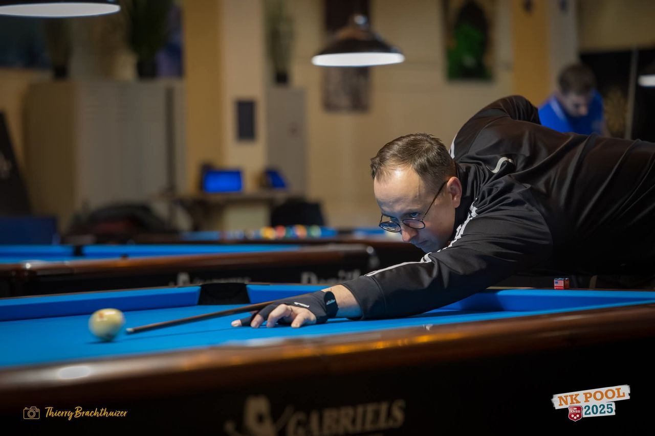 Poolbiljarter Tim Jonkman aan stoot (foto: Thierry Brachthuizer).