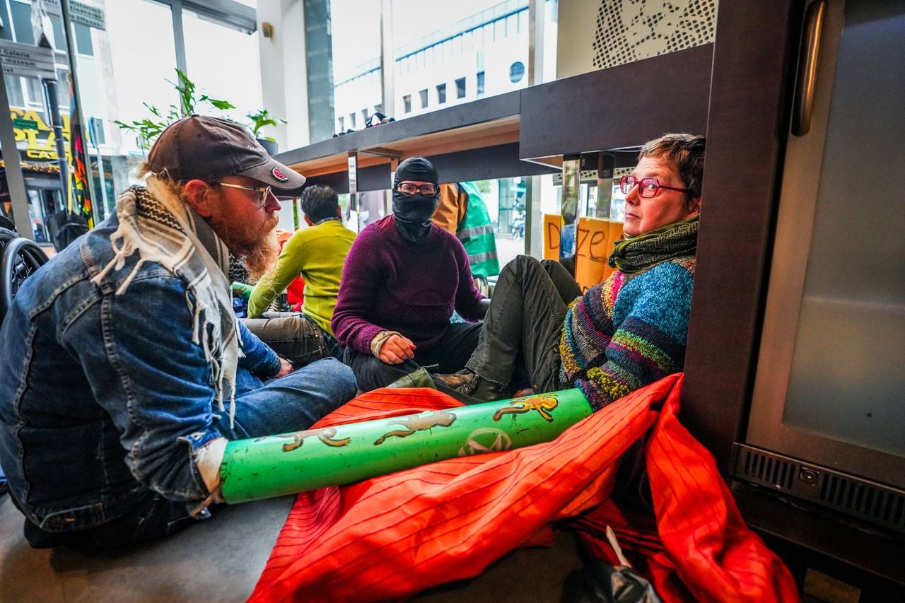 De actievoerders zitten aan elkaar vast (foto: persbureau Heitink)