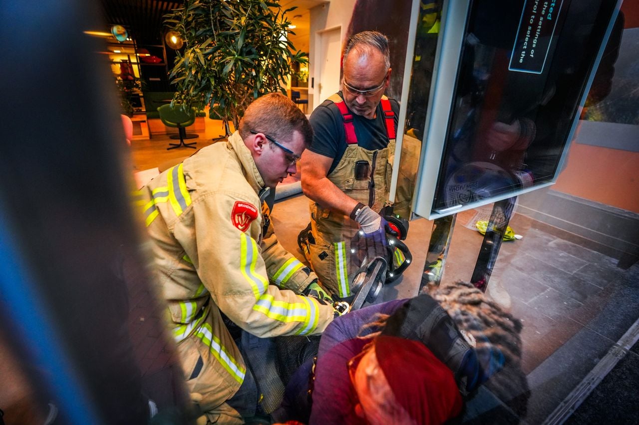 De brandweer bij een demonstrant (foto: Persbureau Heitink).