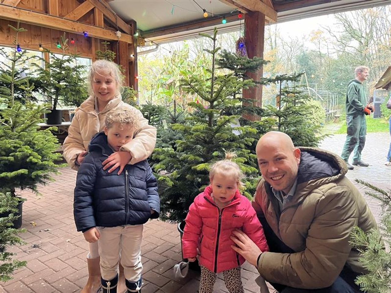 Fie met haar papa, broertje en zusje bij hun kerstboom Kiki Kaka. (foto: Floortje Steigenga)