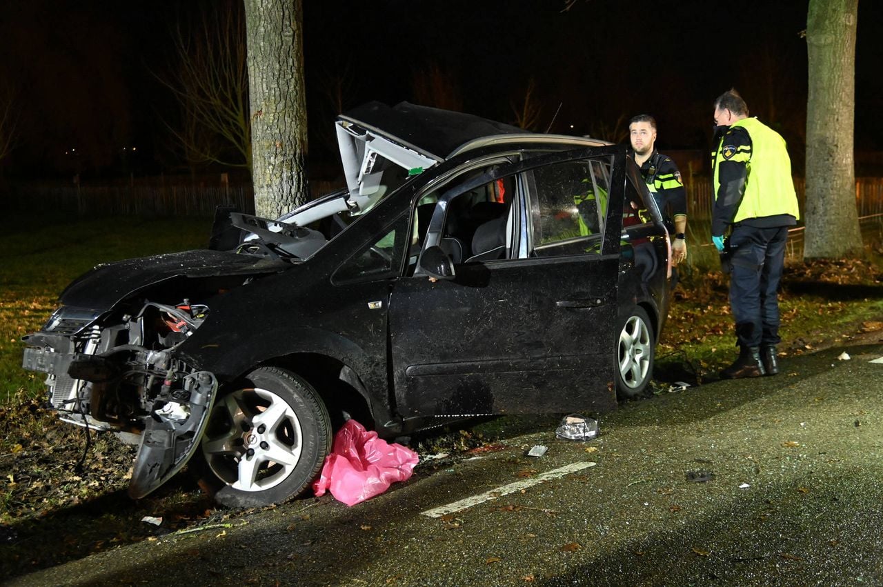 Een botsing tegen een boom op de Dorstseweg in Bavel (foto: Perry Roovers/Persbureau Heitink).