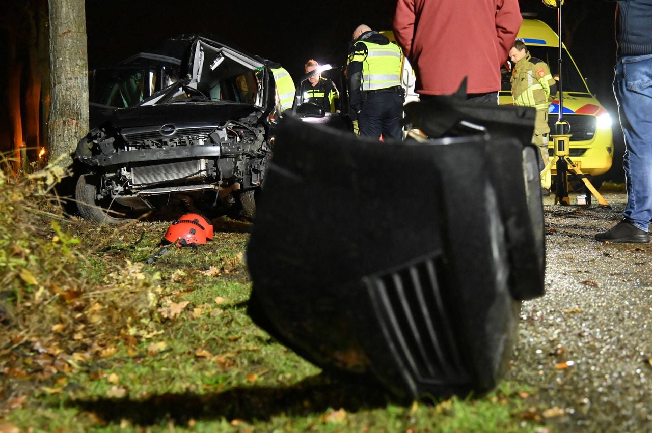 Een botsing tegen een boom op de Dorstseweg in Bavel (foto: Perry Roovers/Persbureau Heitink).