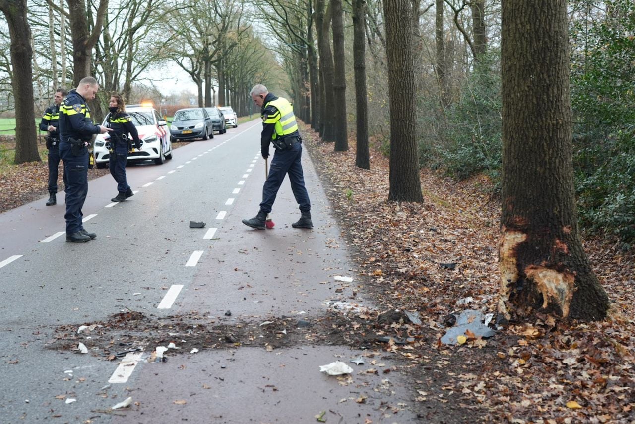 Auto botst tegen boom op de Kegelaar in Kaatsheuvel (foto: Erik Haverhals/Persbureau Heitink).