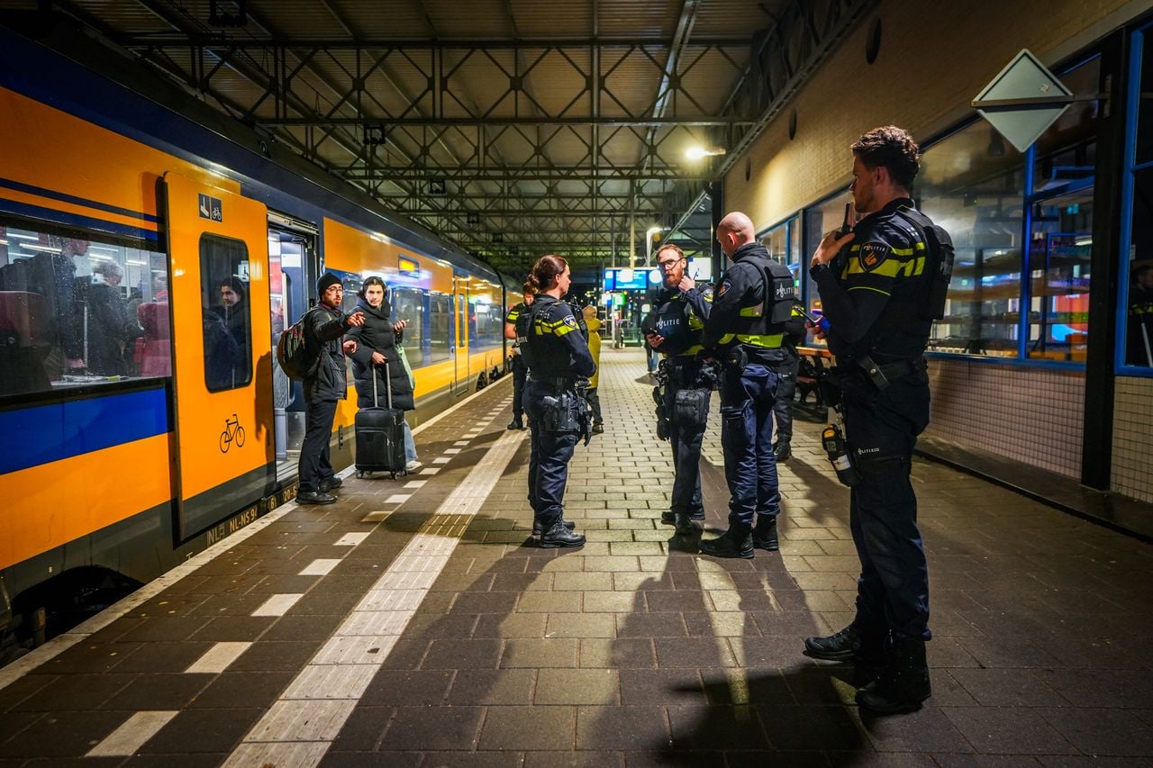 Reizigers worden weggestuurd (foto: SQ Vision).