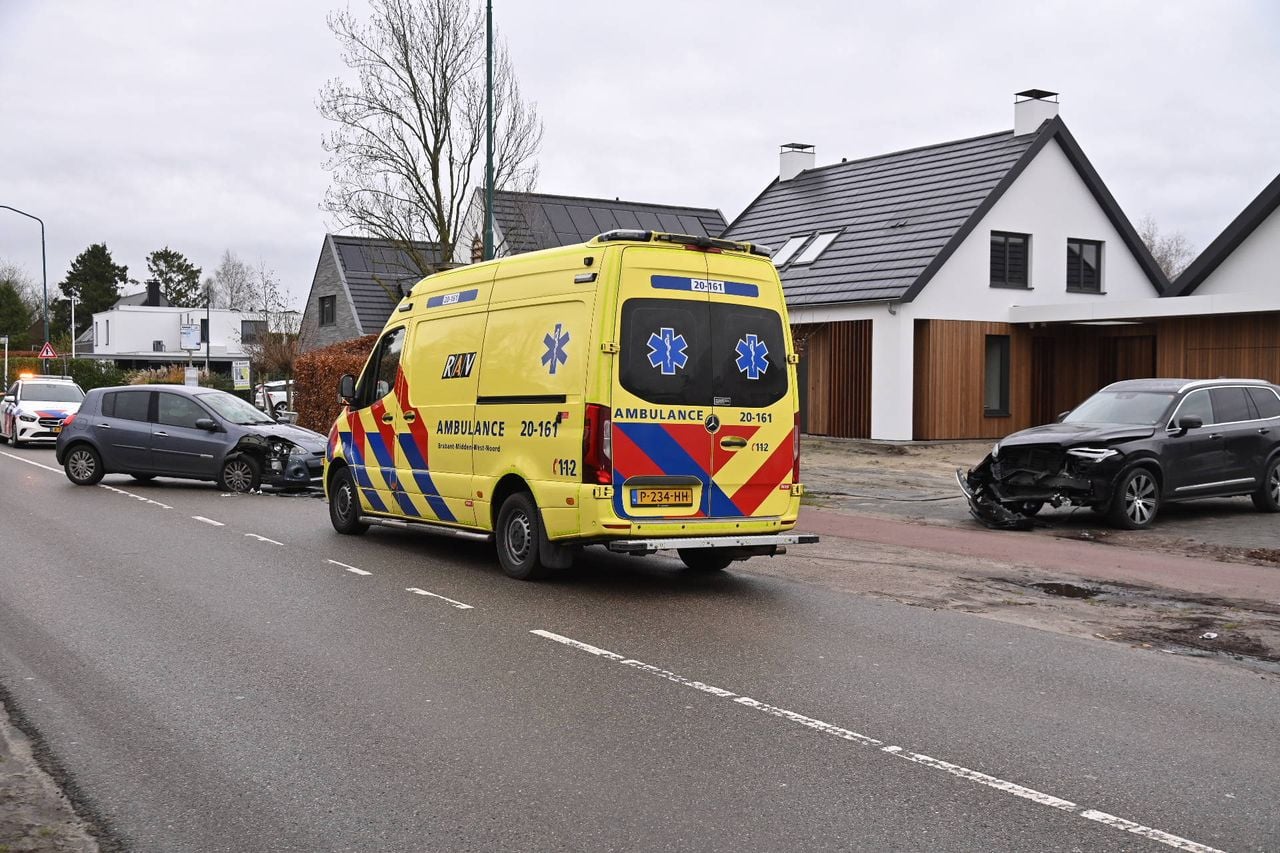 Bij een botsing op de Schutsestraat in Prinsenbeek raakten twee auto's zwaar beschadigd. (Foto: Perry Roovers/Persbureau Heitink)