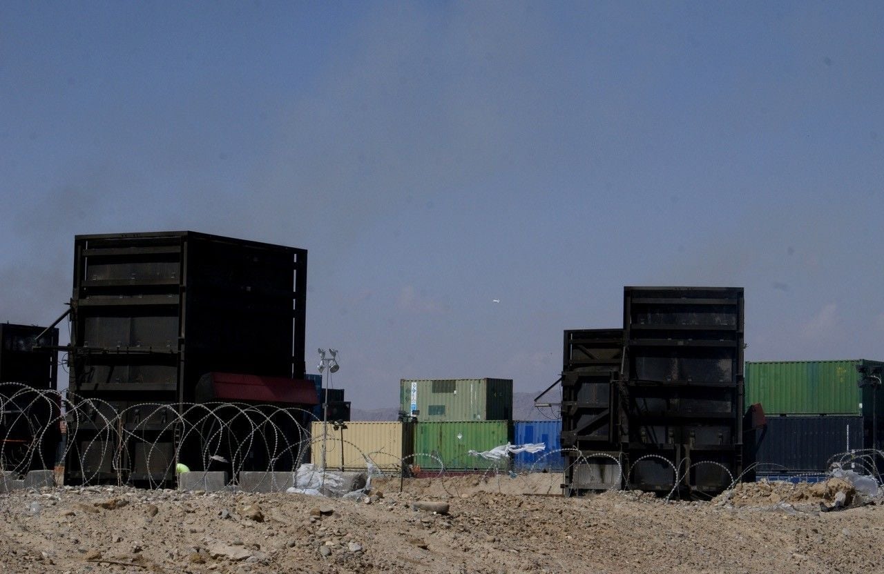 De verbrandingsovens van de burnpit bij vliegbasis Kandahar in Afghanistan (foto: Nishan Dolislager)