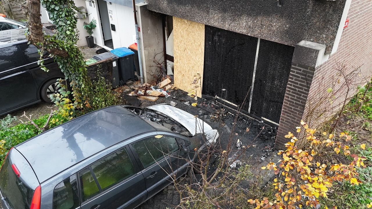 De brand zou zijn overgeslagen van de auto voor het huis in Den Bosch (foto: Bart Meesters/Persbureau Heitink).