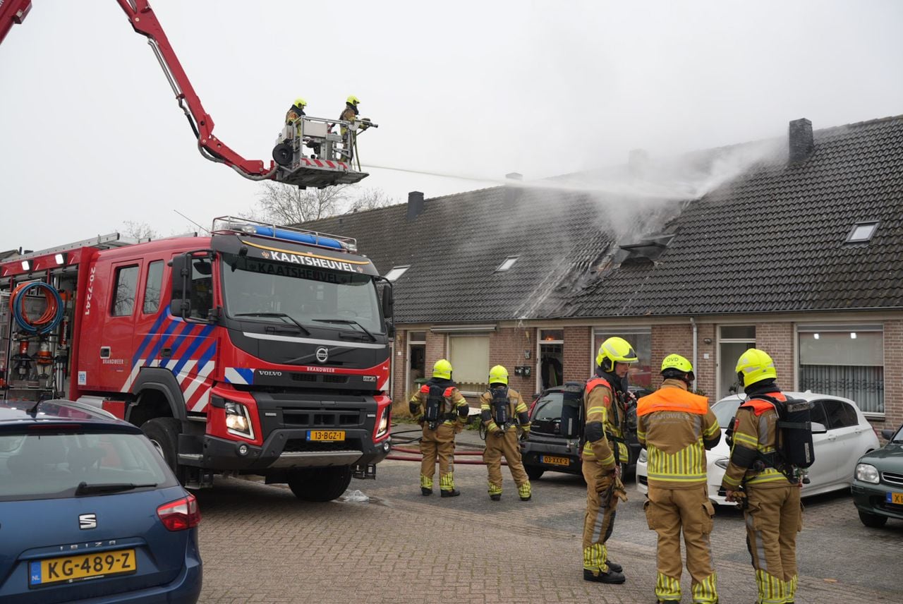 De brandweer kwam met veel mensen naar de brand op de Mark in Kaatsheuvel. (Foto: Erik Haverhals/Persbureau Heitink.)
