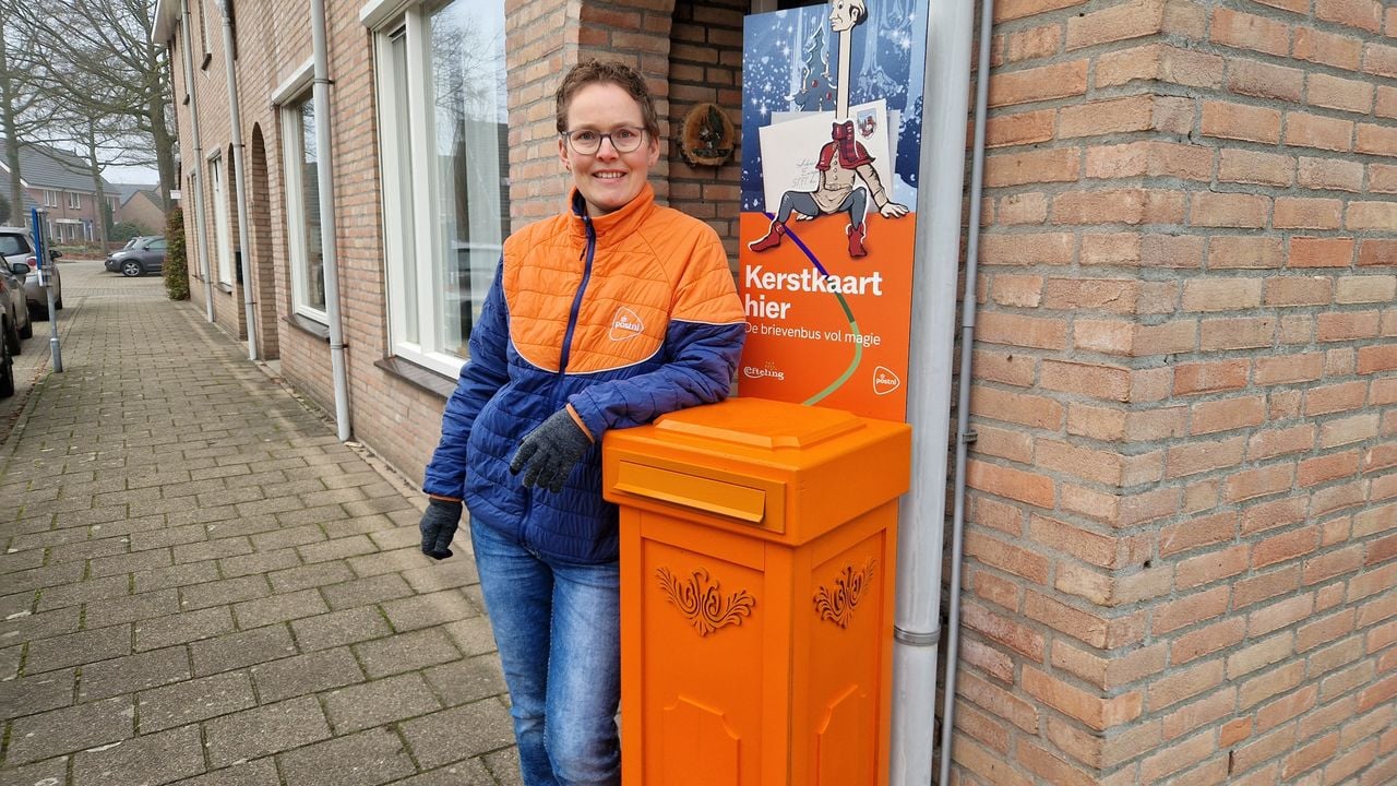 Hanneke bij haar brievenbus