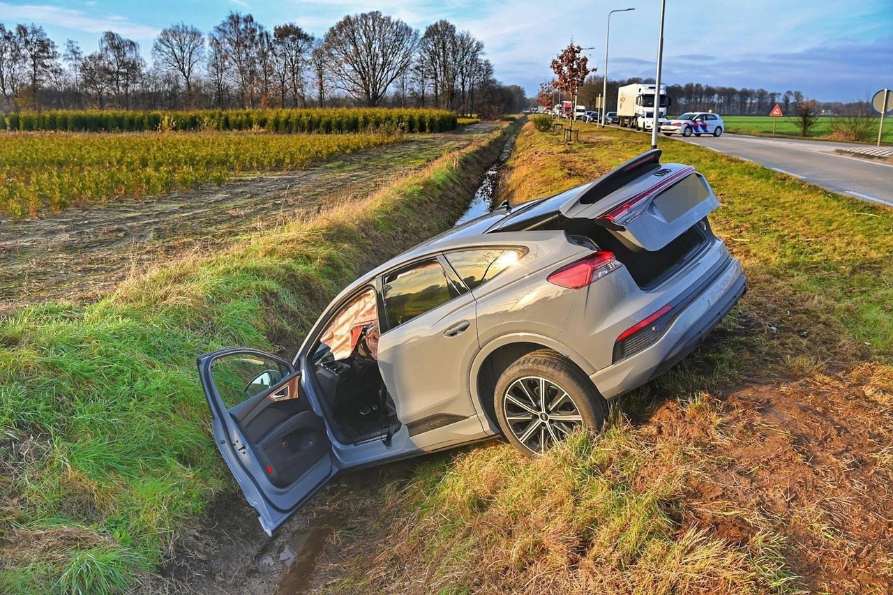 Een auto scheurde een rotonde over (Foto: Rico Vogels / Persbureau Heitink)