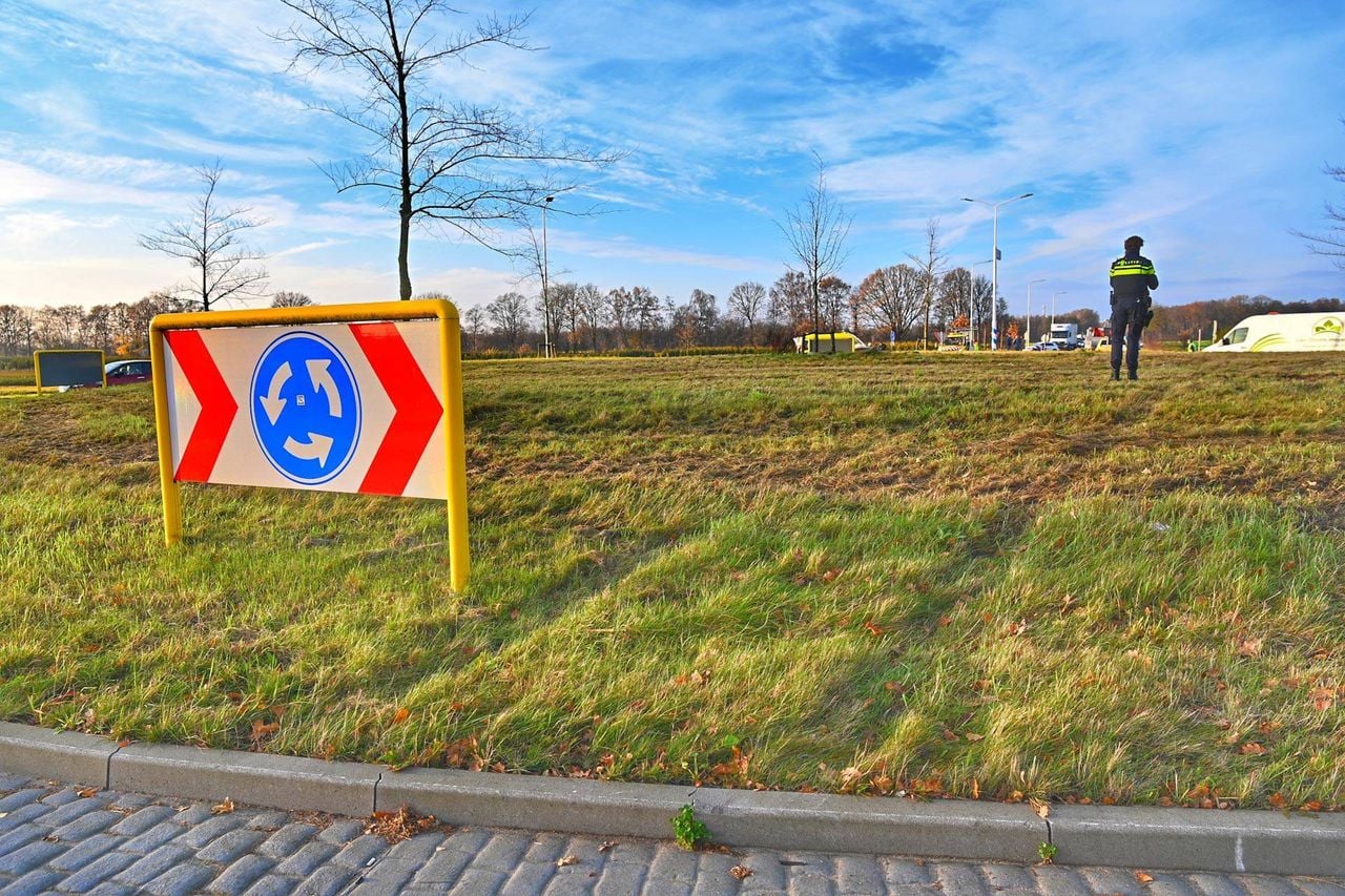 Een auto scheurde een rotonde over (Foto: Rico Vogels / Persbureau Heitink)