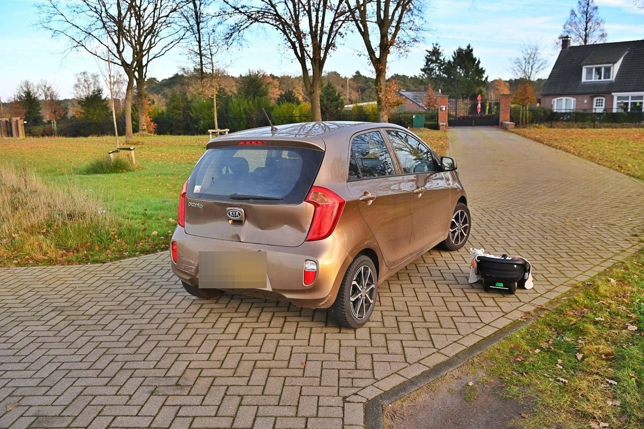 Een auto scheurde een rotonde over (Foto: Rico Vogels / Persbureau Heitink)