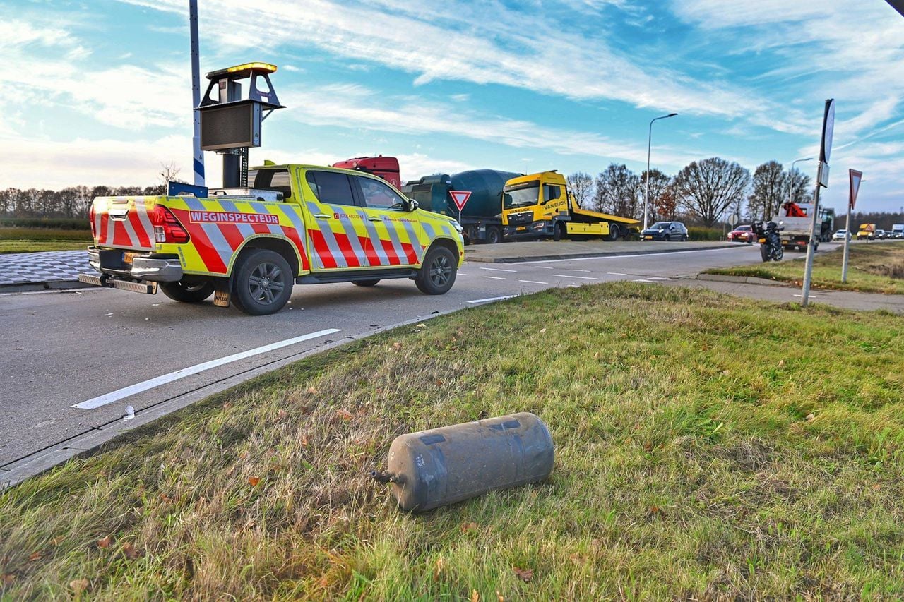 Een auto scheurde een rotonde over (Foto: Rico Vogels / Persbureau Heitink)