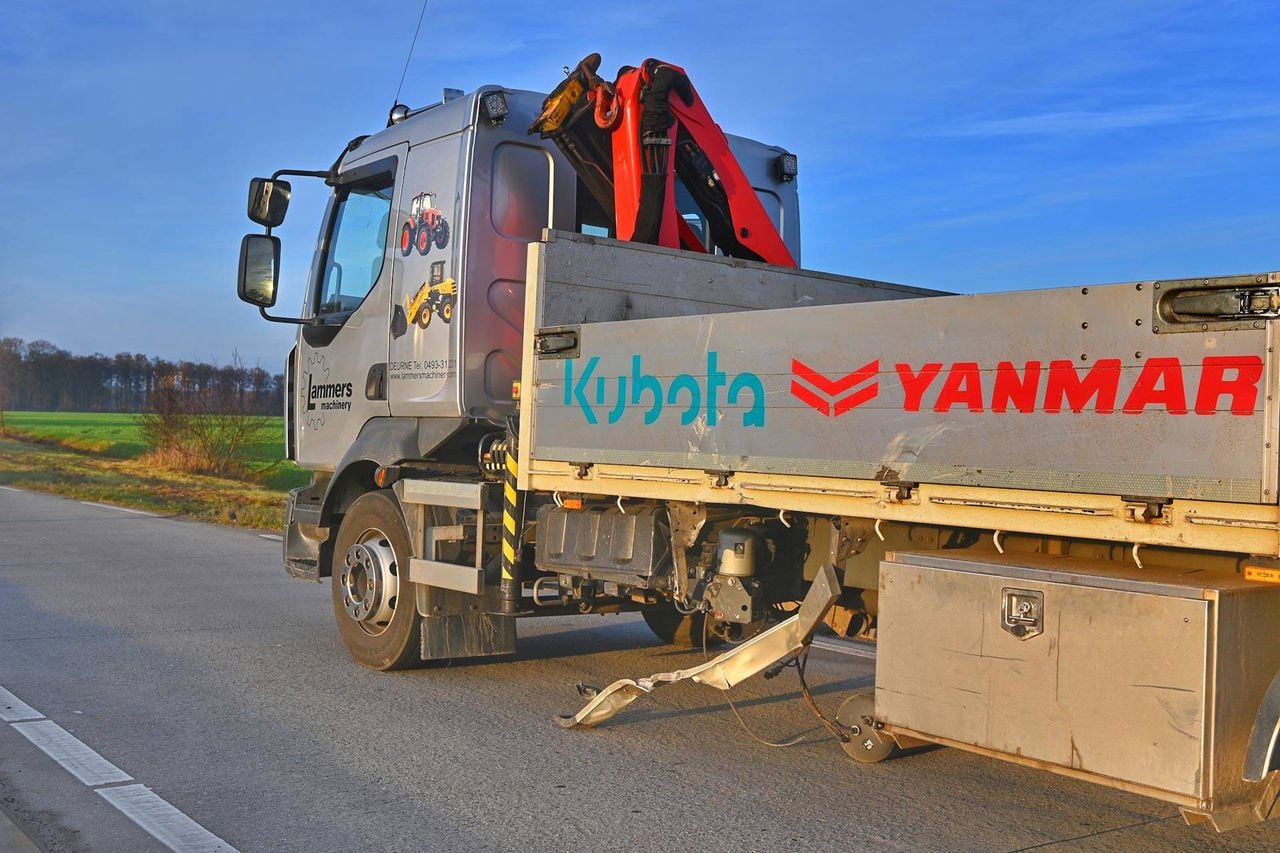 Een auto scheurde een rotonde over (Foto: Rico Vogels / Persbureau Heitink)