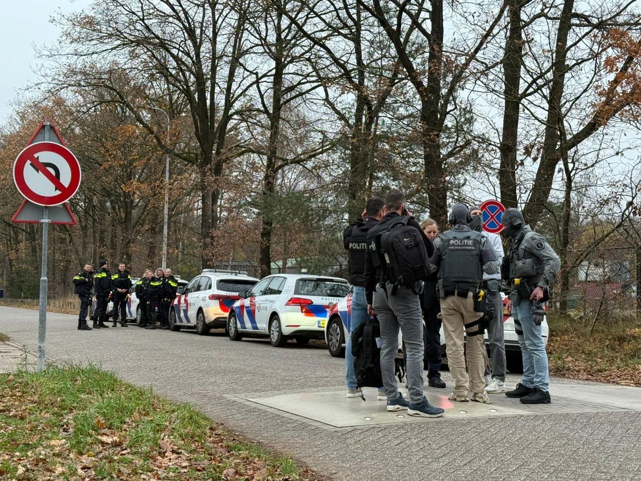 Bij de gevangenis in Vught is vrijdagmiddag veel politie op de been voor een incident in de gevangenis (foto: Persbureau Heitink).