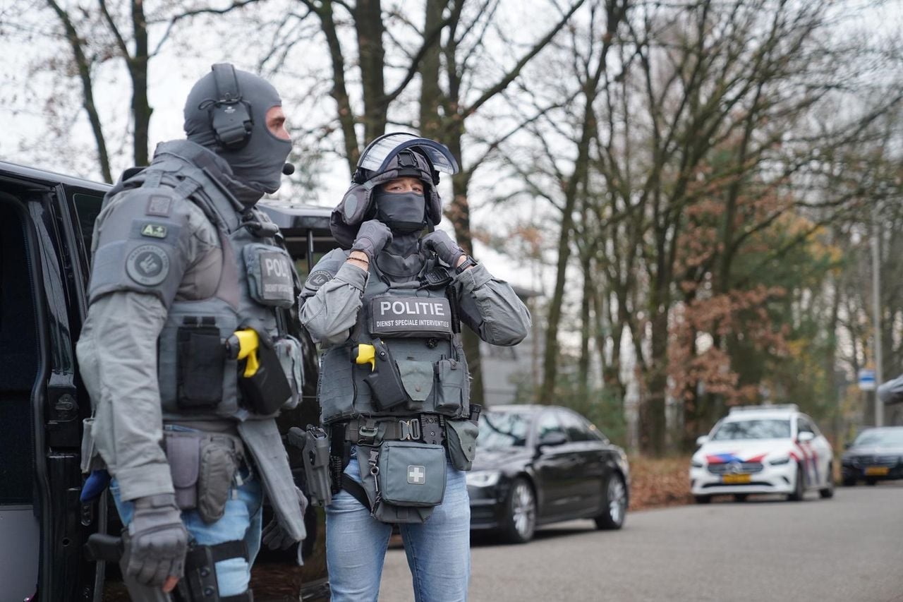 Tientallen agenten van de Dienst Speciale Interventies staan bij de gevangenis in Vught (foto: Persbureau Heitink).