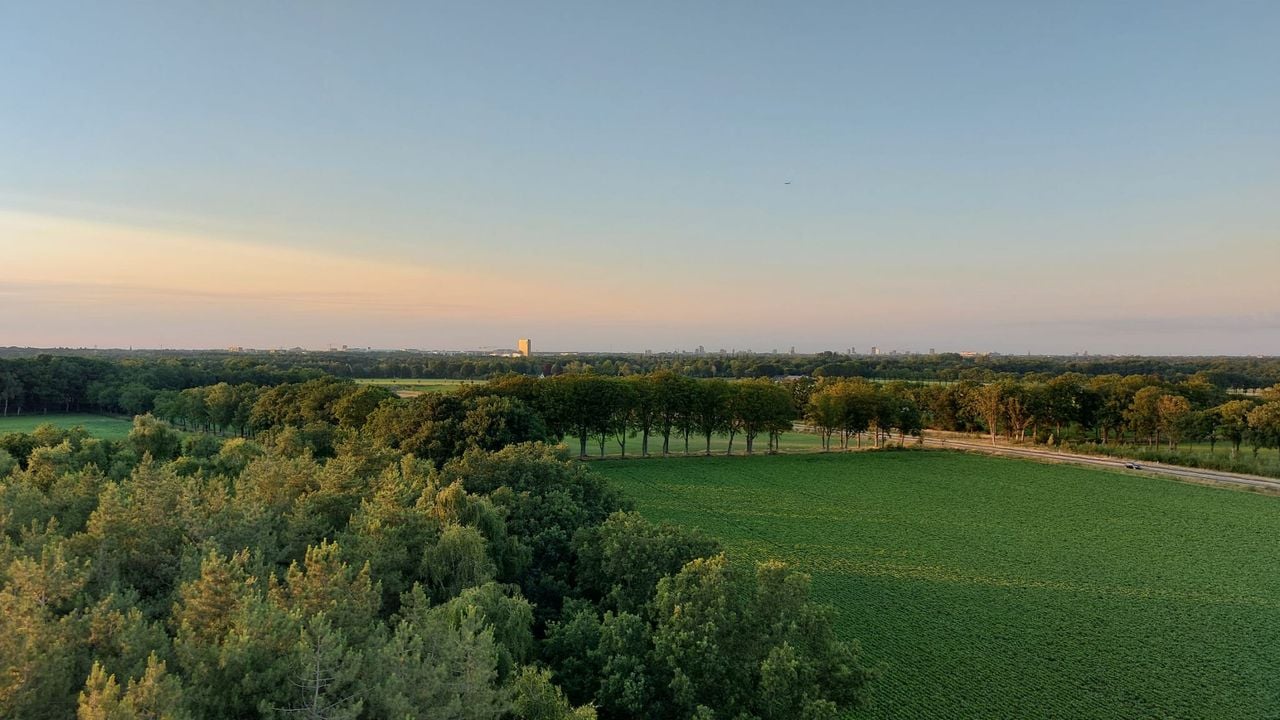Het uitzicht vanaf de Vlagheideberg reikt zelfs tot Eindhoven.