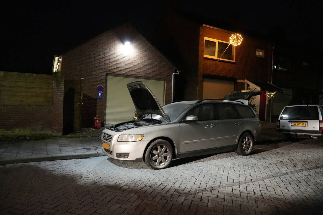 Een auto is vrijdag in brand gevlogen in Rijen (foto: Jeroen Stuve/Persbureau Heitink).