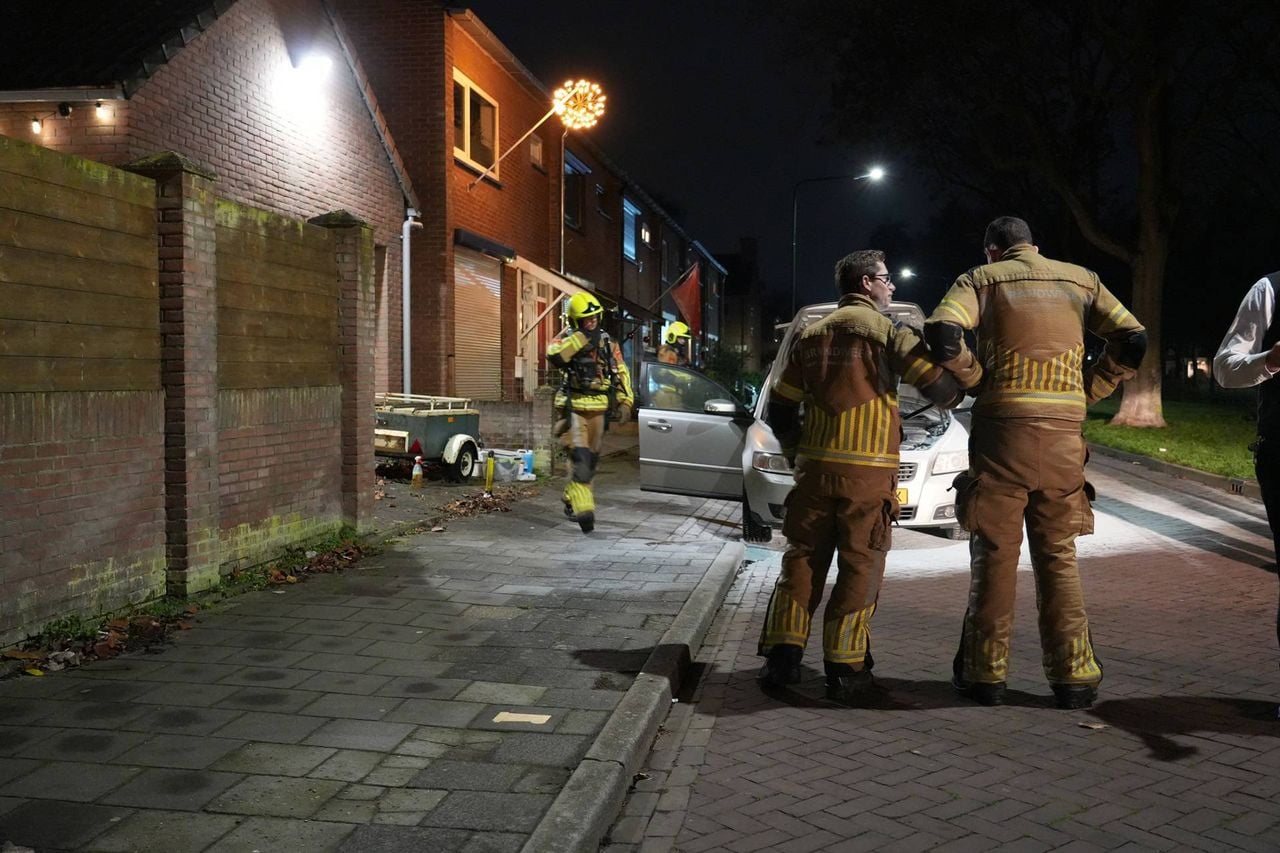 Een auto is vrijdag in brand gevlogen in Rijen (foto: Jeroen Stuve/Persbureau Heitink).