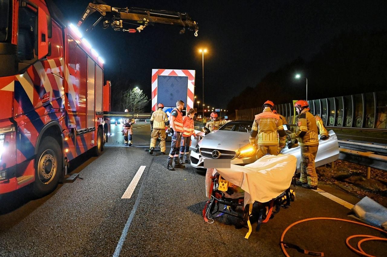 Slingerende auto botst op de A58 bij Tilburg (foto: Persbureau Heitink).