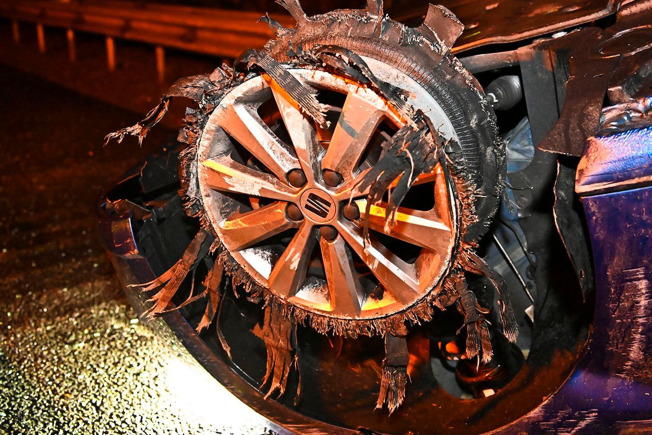 Auto wordt gelanceerd na botsing tegen vangrail op de A2 bij Leende (foto: Rico Vogels/Persbureau Heitink).