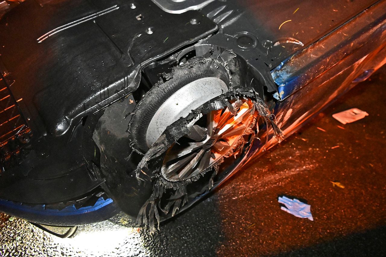 Auto wordt gelanceerd na botsing tegen vangrail op de A2 bij Leende (foto: Rico Vogels/Persbureau Heitink).