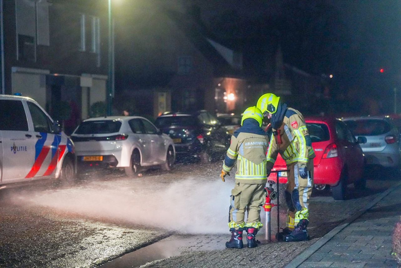 Vrouw zwaargewond bij brand in huis in Dongen (foto: Persbureau Heitink).