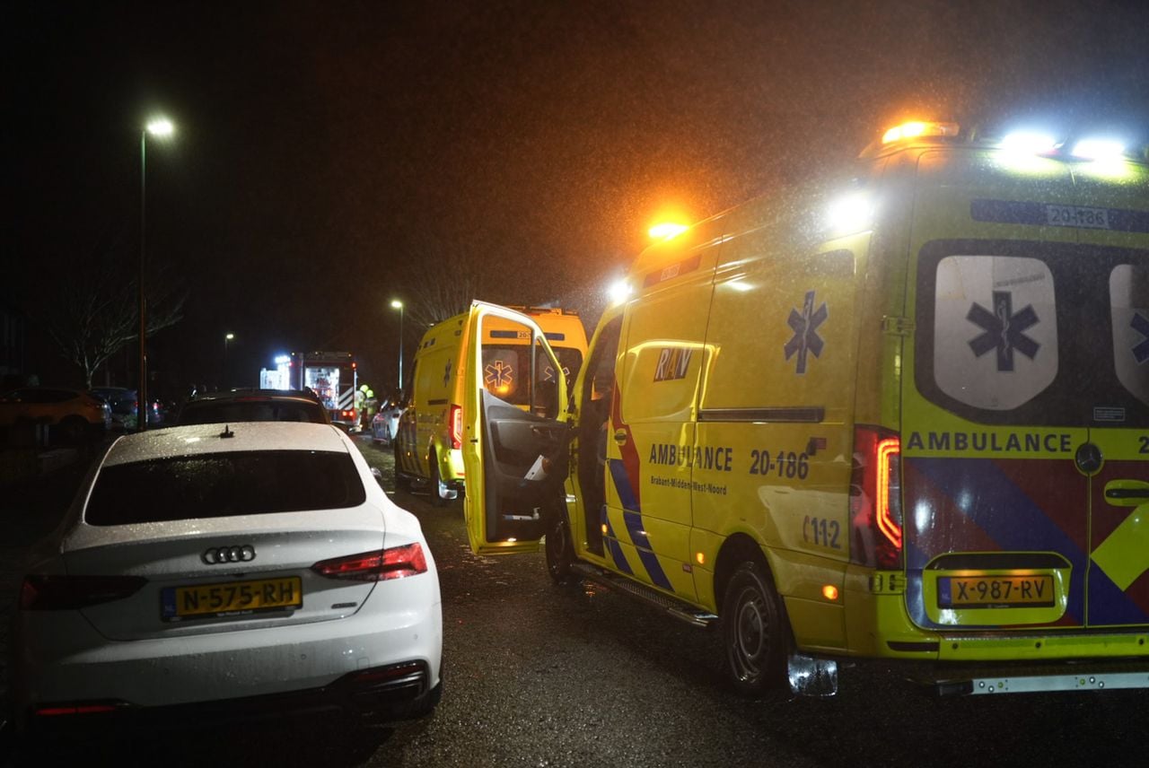 Vrouw zwaargewond bij brand in huis in Dongen (foto: Persbureau Heitink).