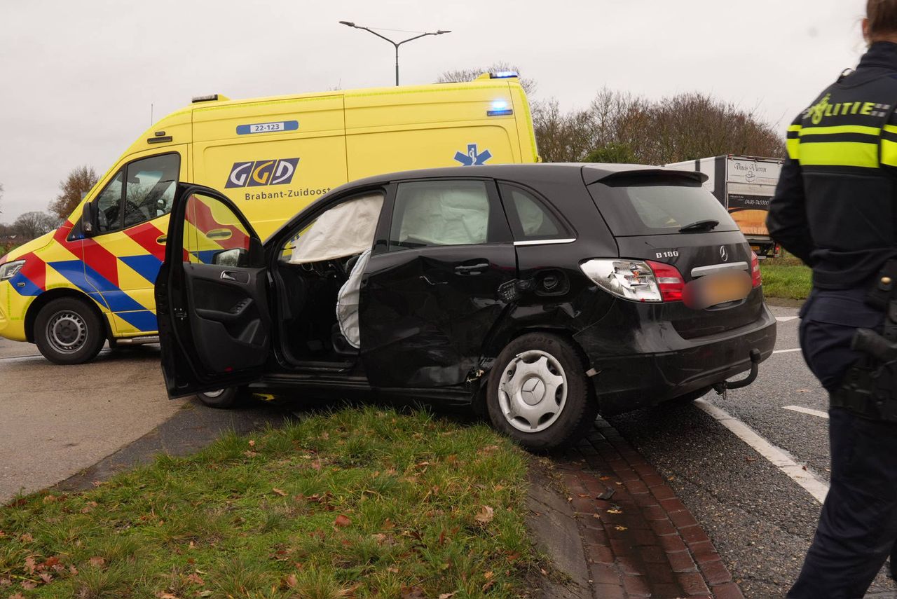Busje en auto botsen op de Kerkeindseweg in Deurne (foto: Harrie Grijseels/Persbureau Heitink).
