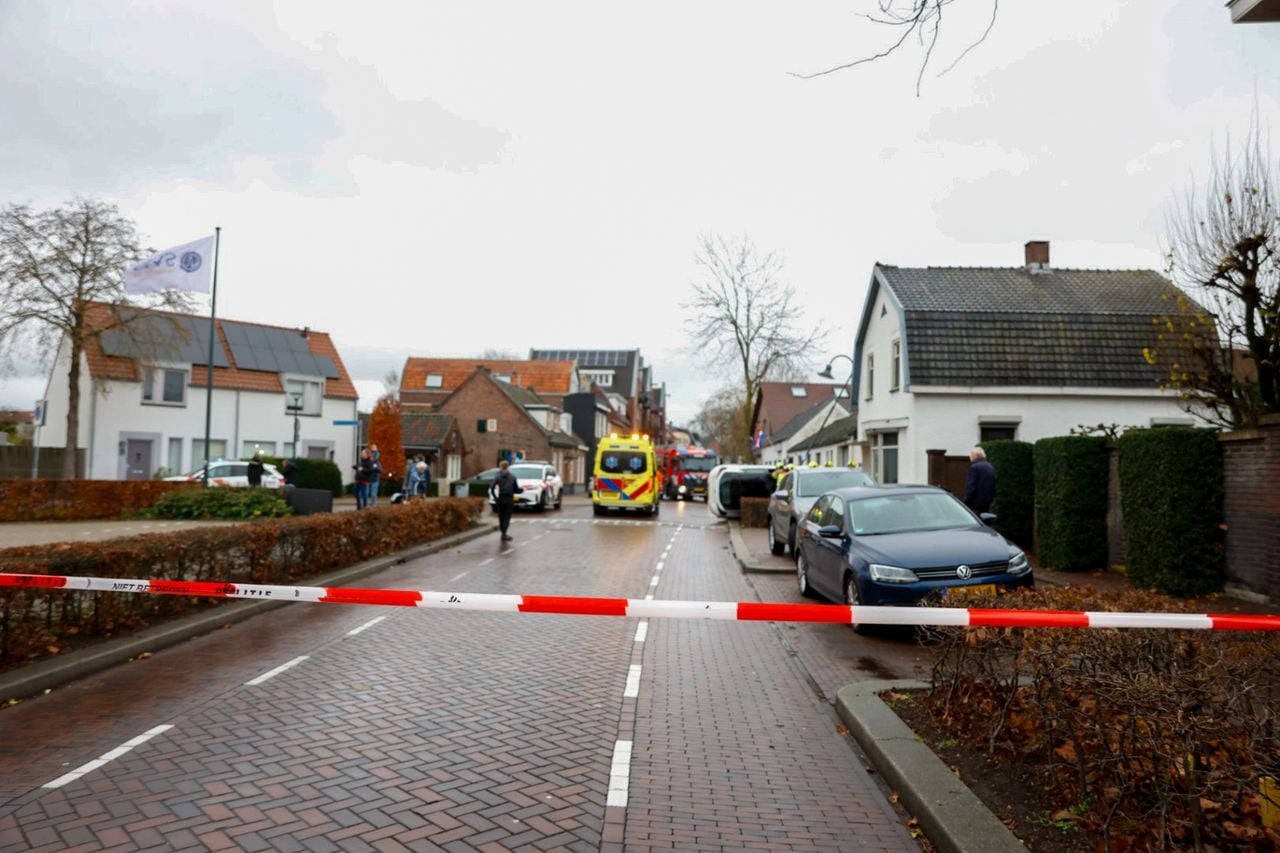 Een auto is zaterdagochtend tegen een lantaarnpaal gebotst op de N.C.B.-laan in Veghel (foto: Addy Smits/Persbureau Heitink).