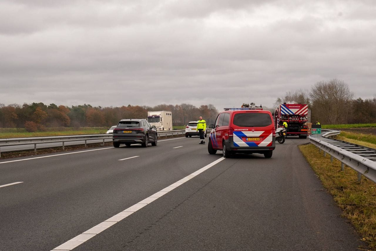De vrachtwagen met kleren vloog in brand op de A67 (foto: Harrie Grijseels/Persbureau Heitink).
