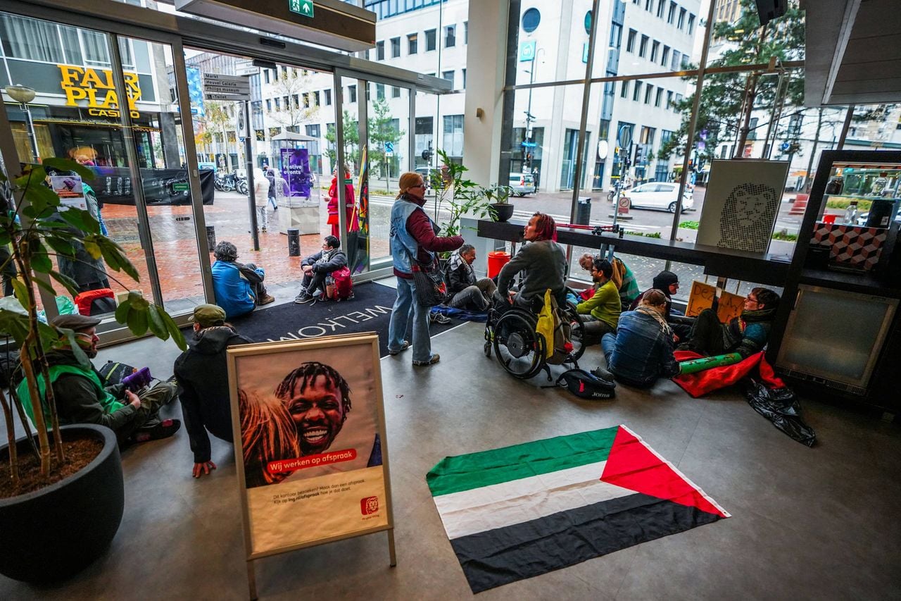 De actievoerders hebben zich met elkaar vastgeketend (foto: Persbureau Heitink)