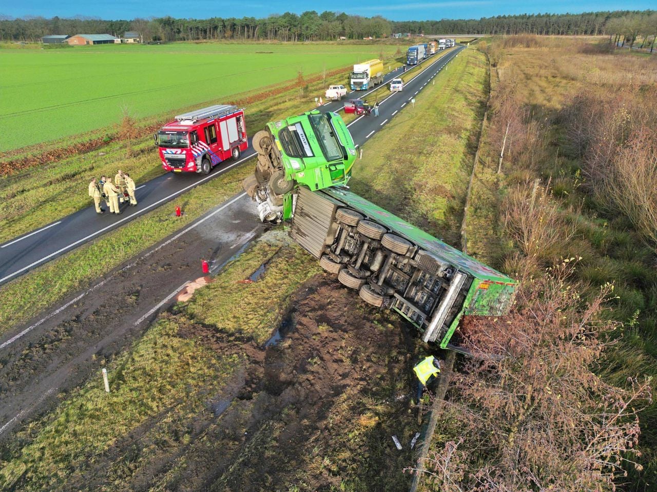 Vrachtwagen zorgt voor ravage in Riethoven (foto: Rico Vogels/Persbureau Heitink).