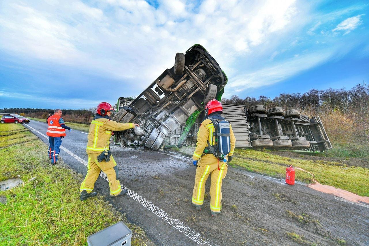 Vrachtwagen zorgt voor ravage in Riethoven (foto: Rico Vogels/Persbureau Heitink).