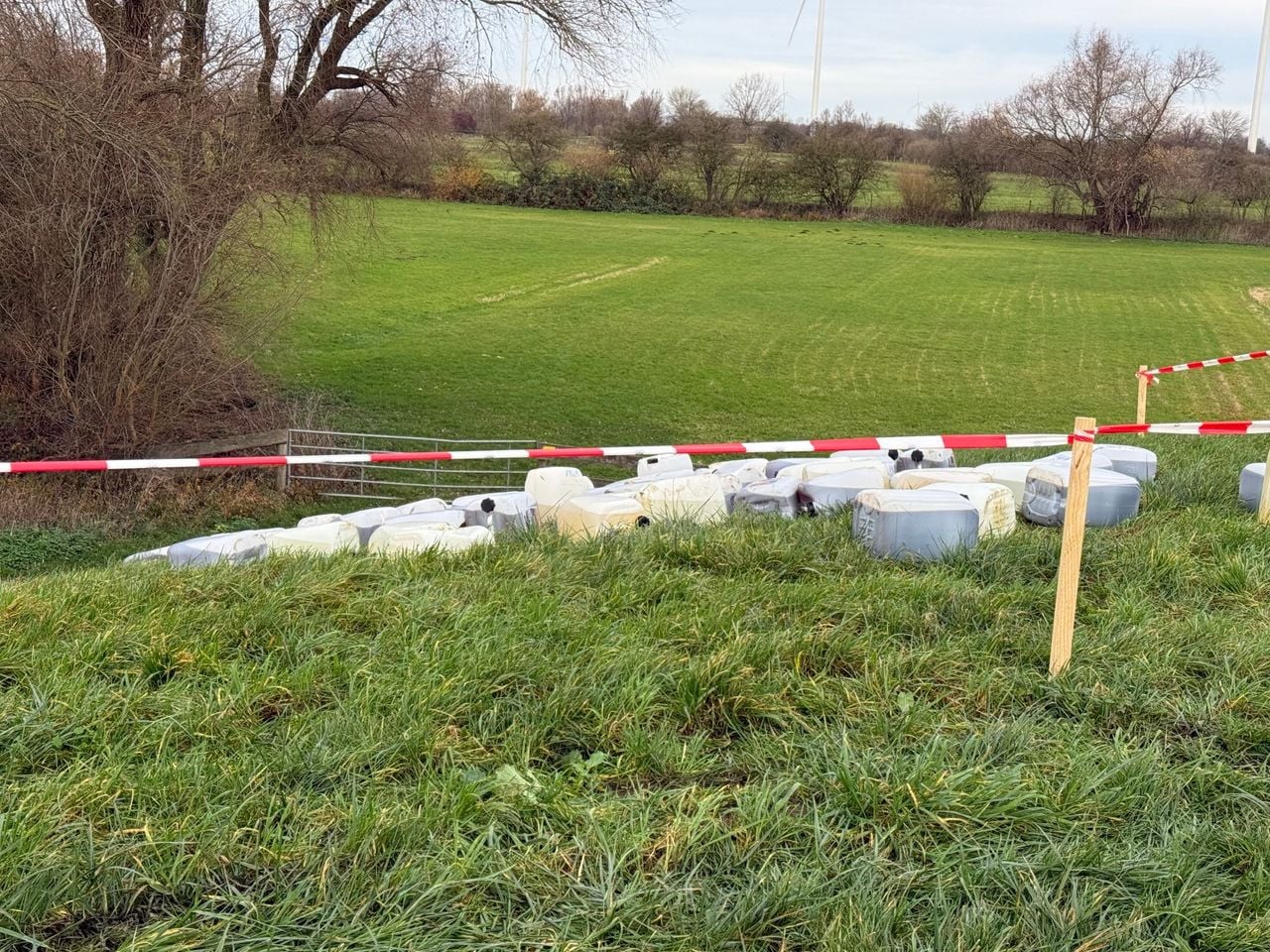 Vaten met drugs gedumpt in Den Bosch (foto: Bart Meesters/Persbureau Heitink).