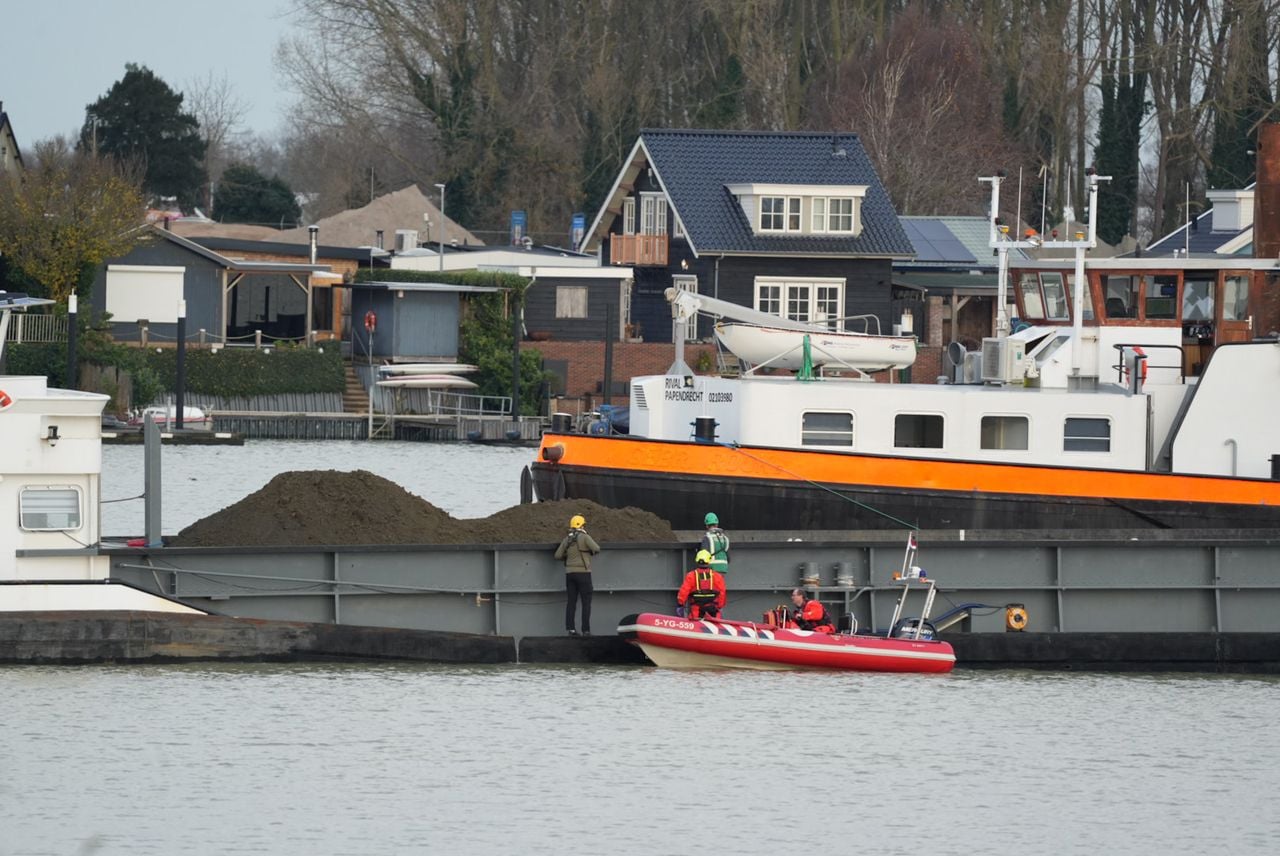 Man valt in ruim van schip in Veen (foto: Erik Haverhals/Persbureau Heitink).