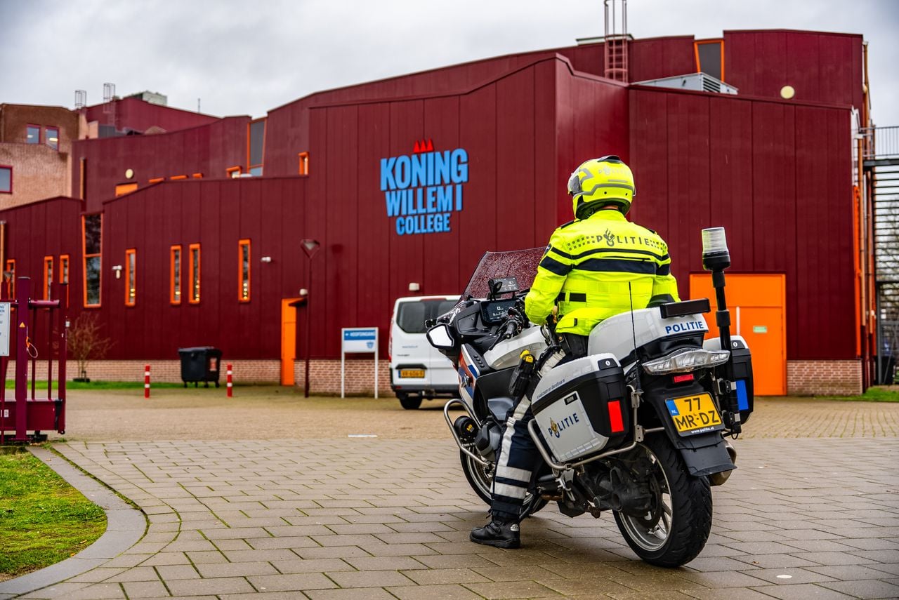 Veel politie bij de school in Oss na de steekpartij (foto: Lucas Lammers / Persbureau Heitink).