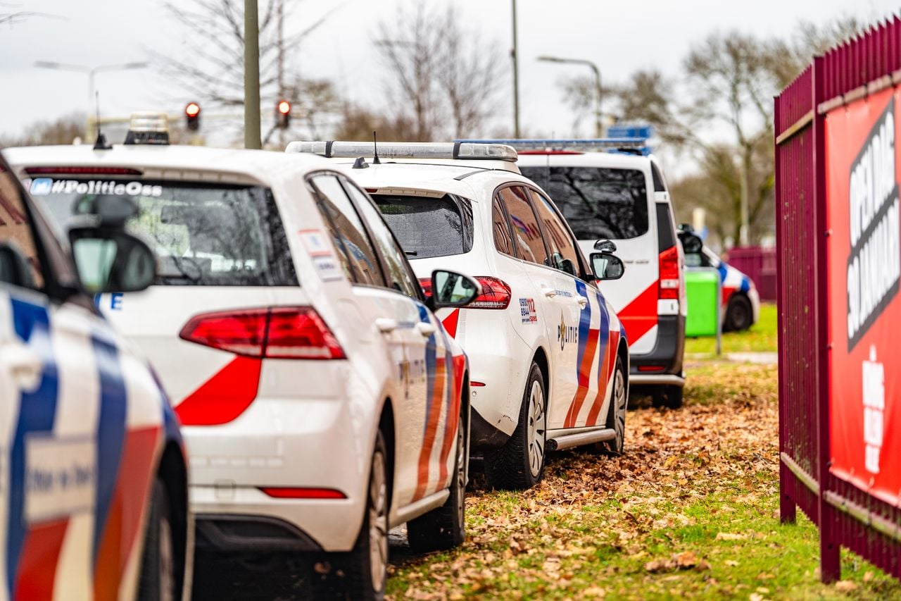 Veel politie bij de school in Oss na de steekpartij (foto: Lucas Lammers / Persbureau Heitink).