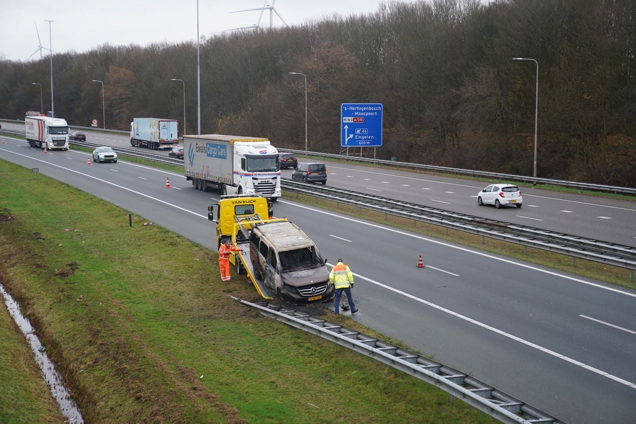 Een bestelbus brandde uit op de A59 en zorgde voor een file. (Foto: Bart Meesters/Persbureau Heitink).