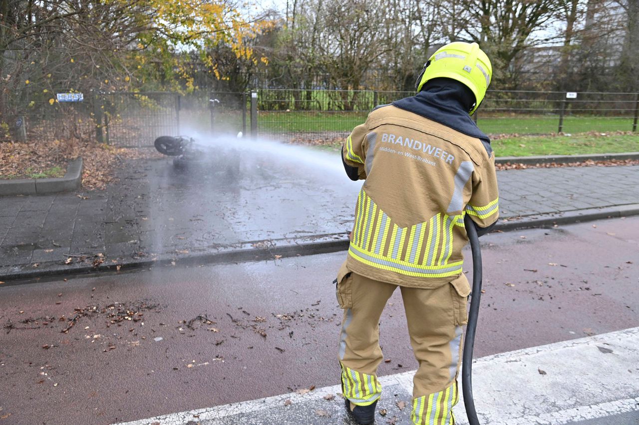 De scooter kan als verloren worden beschouwd (foto: Perry Roovers/Persbureau Heitink).