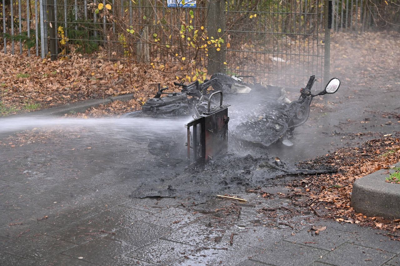 Een scooter is maandag in brand gevlogen in Breda (foto: Perry Roovers/Persbureau Heitink).